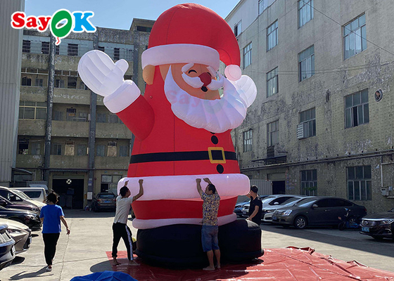 Büyük Şişme Noel Baba, Açık Hava Etkinliği için Noel Dekorasyonunu havaya uçurdu