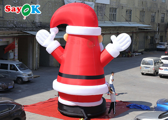 Büyük Şişme Noel Baba, Açık Hava Etkinliği için Noel Dekorasyonunu havaya uçurdu