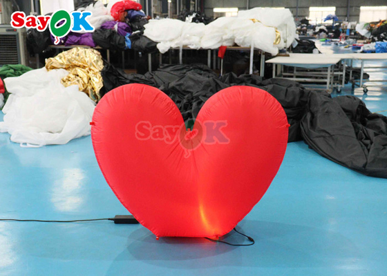 Büyük şişme kalpler, ışık kırmızı düğün teklifleri inanılmaz olaylar için sahne.