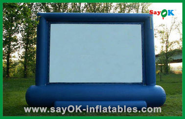Arka bahçesinde sinema için mavi büyük şişme film ekran kiralama